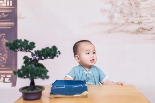 金华怀孕肚子中间凹两边凸